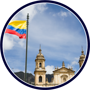Agencia SEO; vista focalizada en una iglesia de Colombia en dónde también luce la bandera de ese país