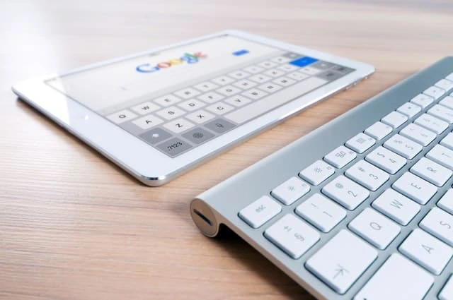 Tablet con la página de Google midiendo el posicionamiento web, adelante de un teclado sobre una mesa