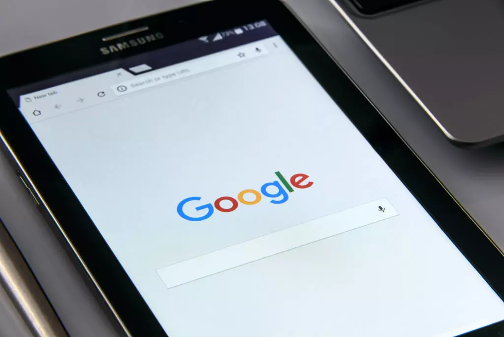 1.anuncios en google ads;Tablet con el buscador de Google
