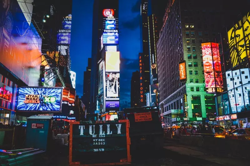 2.anuncios publicitarios online; imagen de diversos anuncios publicitarios difundidos de manera precisa en sitios como el Times Square