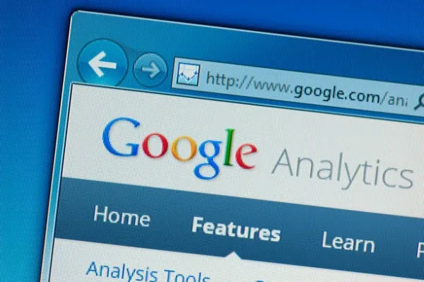 Pantalla de computadora mostrando el panel de Google Analytics con métricas en tiempo real para análisis SEO