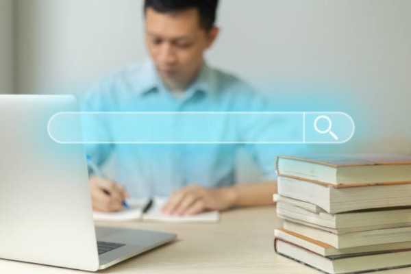 2.Google Search Console guía completa. Hombre buscando algo en su computadora. 