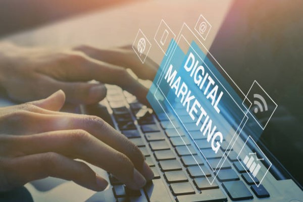 3.posicionamiento web. una computadora y la palabra marketing digital