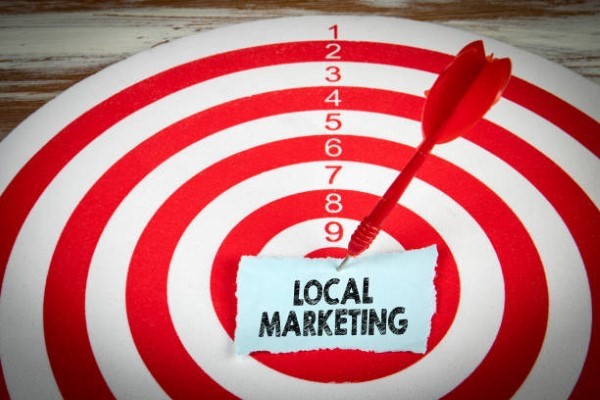 3.seo local. un blanco de ubicación con la palabra marketing digital