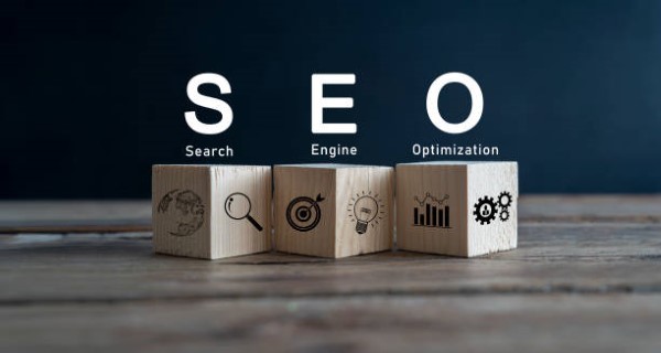 2.Optimización de blog antiguo para SEO; la palabra seo de color blanco y arriba de bloques de madera. 