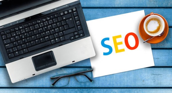 3.Optimización de blog antiguo para SEO; computadora y la palabra seo de lado derecho