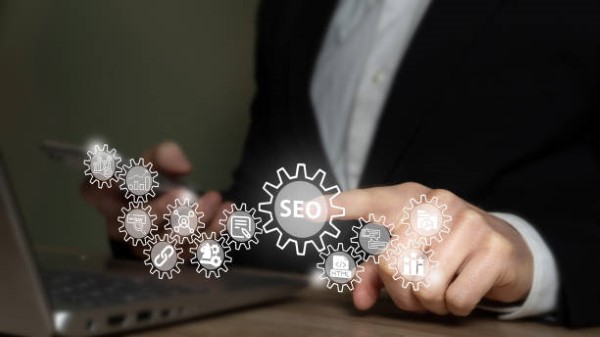 3.SEO y experiencia del usuario; la palabra SEO y una persona señalando 