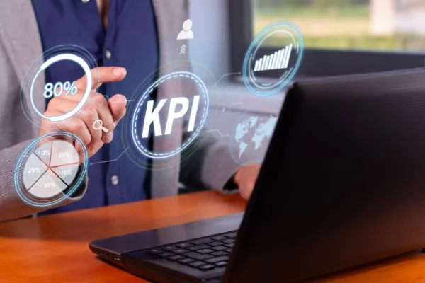 Persona analiza datos clave de KPIs en su computadora, ayudando en la toma de decisiones para mejorar el rendimiento digital