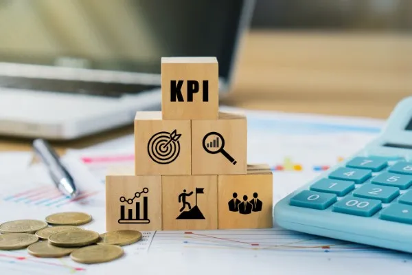 Cubos muestran símbolos de KPIs, representando los diferentes tipos de indicadores usados en estrategias digitales.