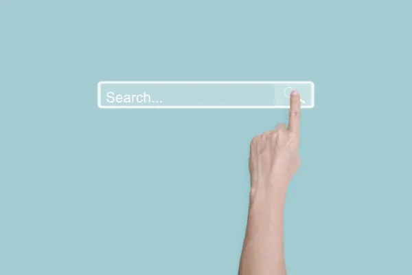 Representación del uso del SEO inmobiliario en motores de búsqueda, mostrando resultados de inmuebles relevantes.