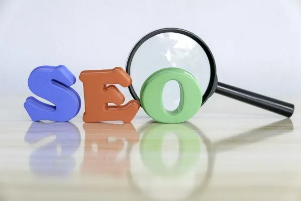 Letras de SEO y lupa destacando cómo un Sitemap facilita la indexación y mejora la búsqueda en los motores de Google.