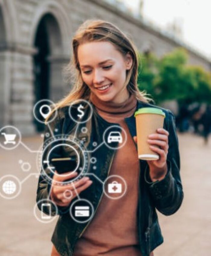 1.SEO para comercio electrónico. Una mujer con un vaso de café y un celular en la mano.