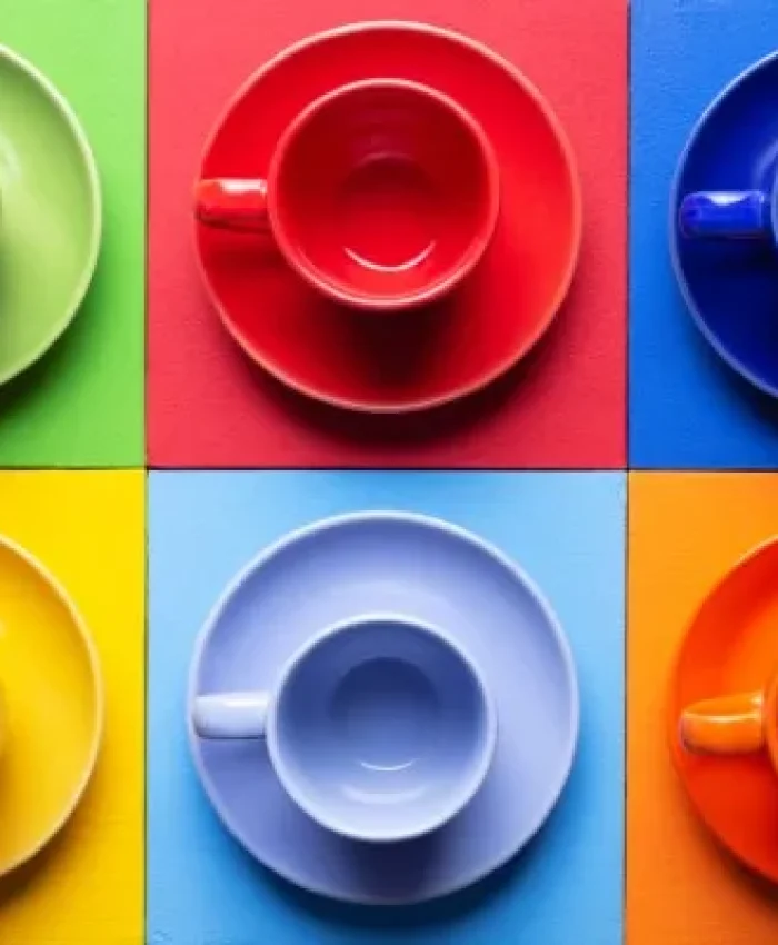 Varias tazas de café de diferentes colores, mostrando cómo el color afecta la percepción del sabor según la teoría del color marketing.