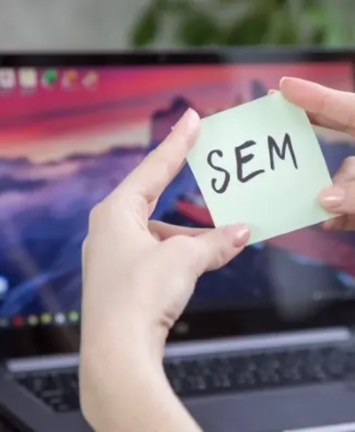 Usuario a punto de realizar una búsqueda en internet, clave en campañas exitosas de SEM.