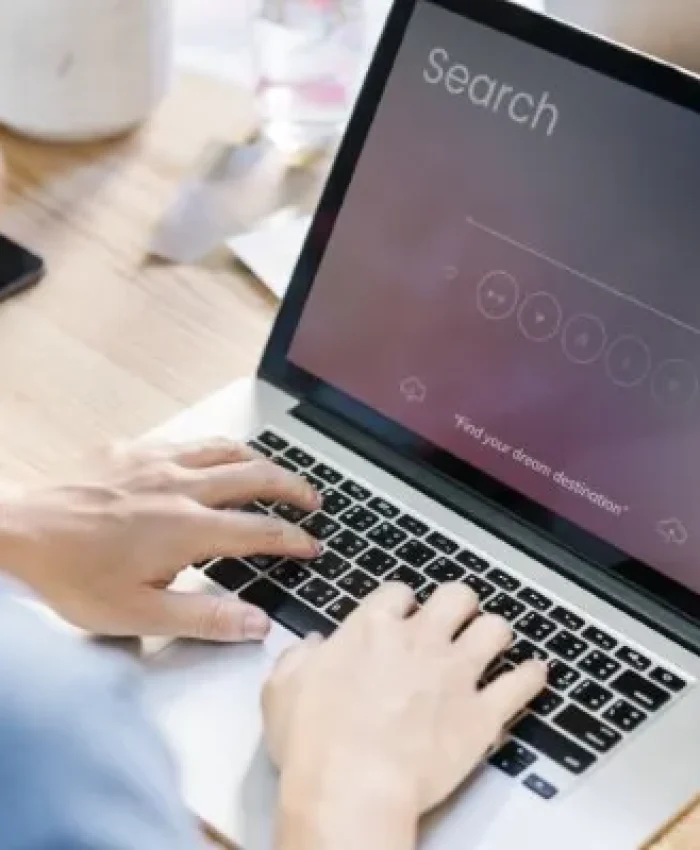 SEO On Page ayuda a mejorar el posicionamiento en los motores de búsqueda. Un chico analiza los resultados en la pantalla.