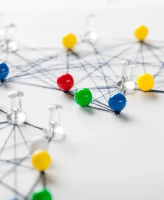 Imagen conceptual de conexiones con hilo que simboliza qué son los backlinks de calidad en una estrategia de SEO.