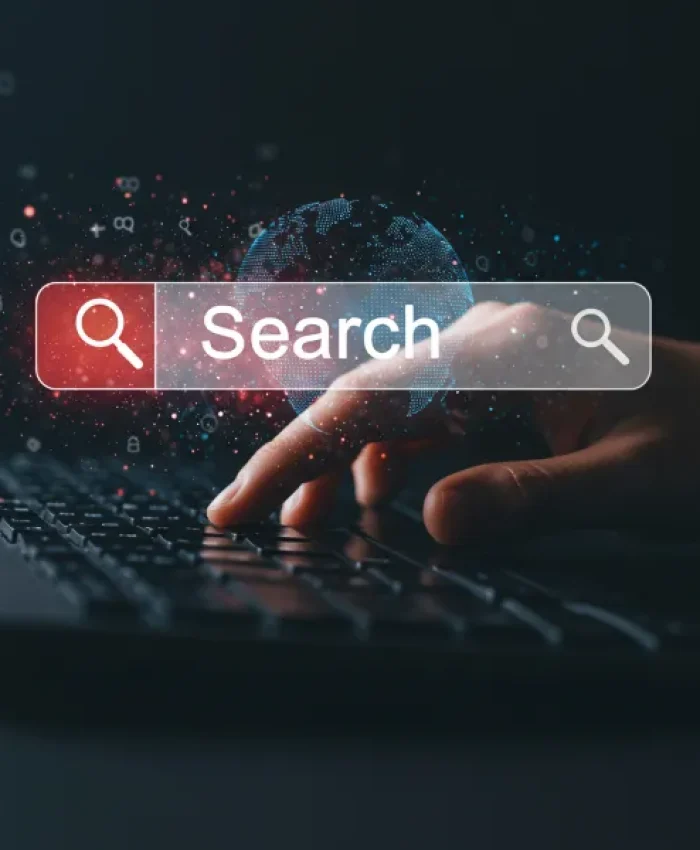 Usuario realiza una consulta en su equipo de escritorio, simbolizando el impacto de la intención de búsqueda en el posicionamiento web.