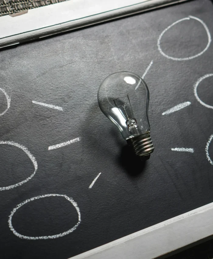 Diseño gráfico de un mapa conceptual con un foco central y flechas conectando a diferentes ideas.