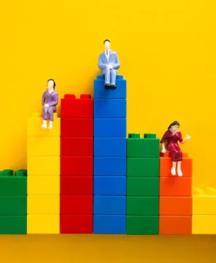 Histograma hecho de cubos de colores, representando cómo el análisis de datos se vuelve tan fácil y visual como un juego de construcción.