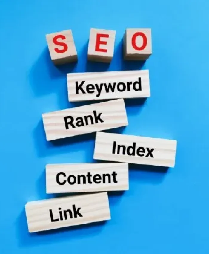 Cubos organizados forman palabras relacionadas con una auditoría SEO, simbolizando estructura y análisis detallado.