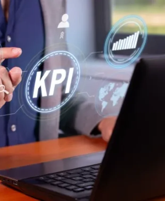 Persona analiza datos clave de KPIs en su computadora, ayudando en la toma de decisiones para mejorar el rendimiento digital