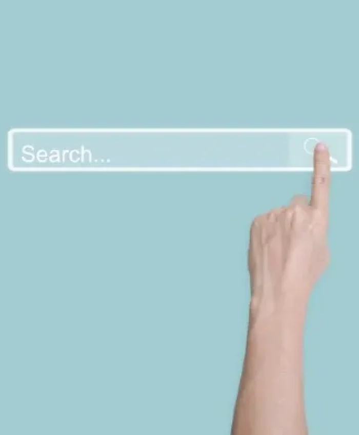 Representación del uso del SEO inmobiliario en motores de búsqueda, mostrando resultados de inmuebles relevantes.