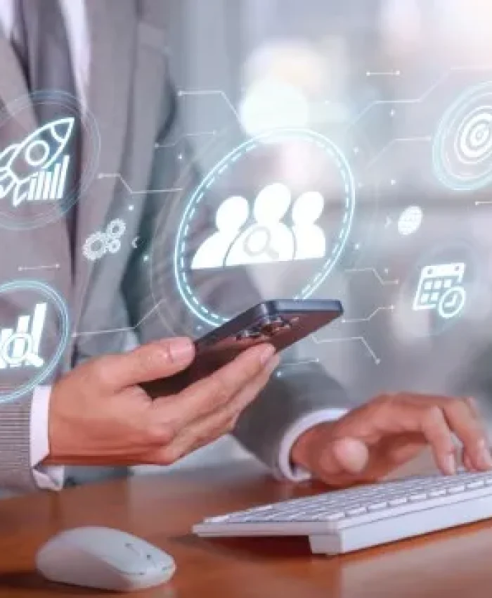 Persona con celular y elementos de Sitemap, simbolizando organización y optimización de sitios web para motores de búsqueda.
